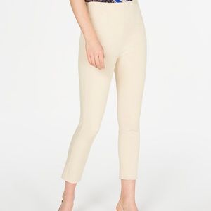 ELIE TAHARI
Jessalyn Cropped Skinny Pants. Size L. Light cream